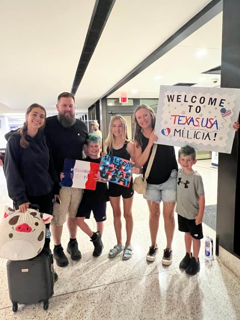 Mélicia et sa famille d'accueil en 2026