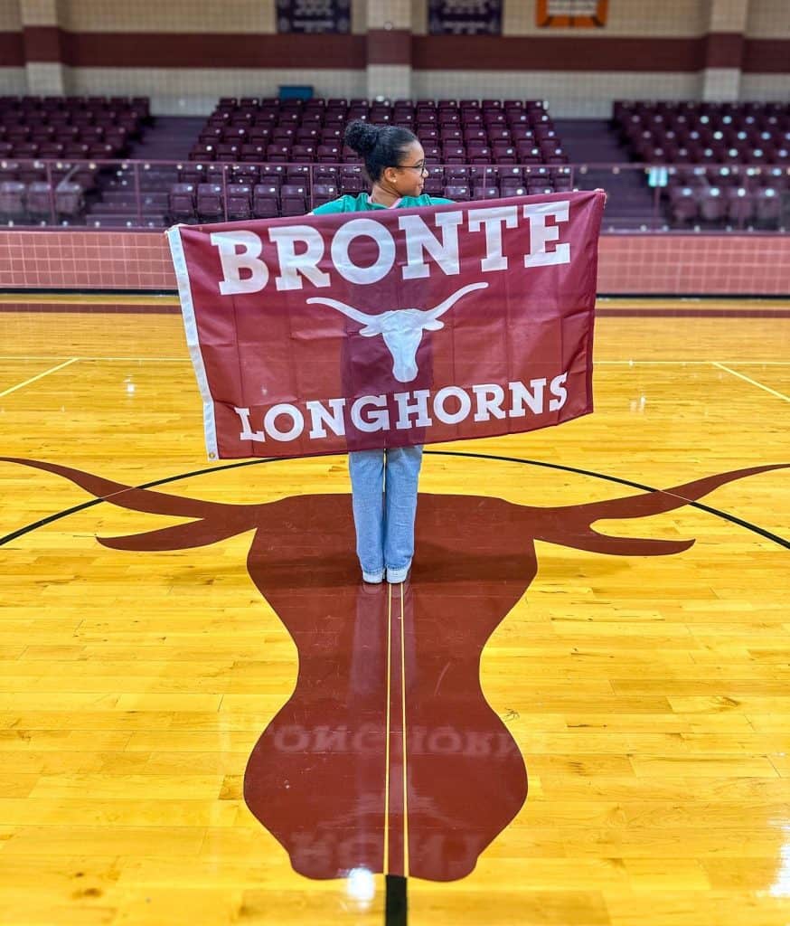 Malhia dans son lycée en 2026