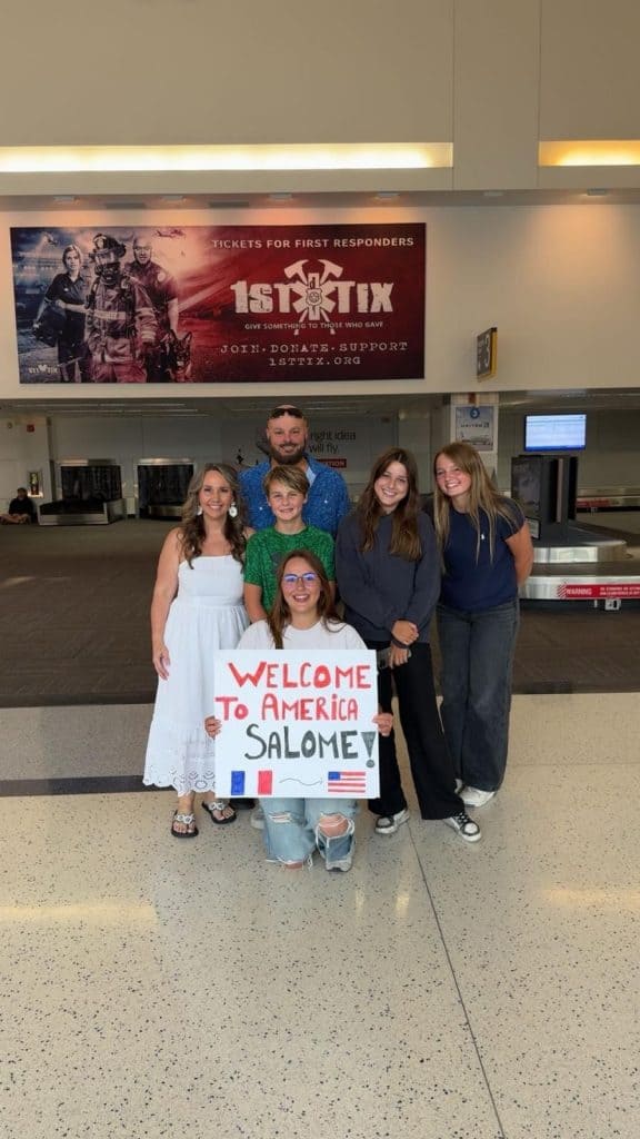 Salomé et sa famille d'accueil en 2026